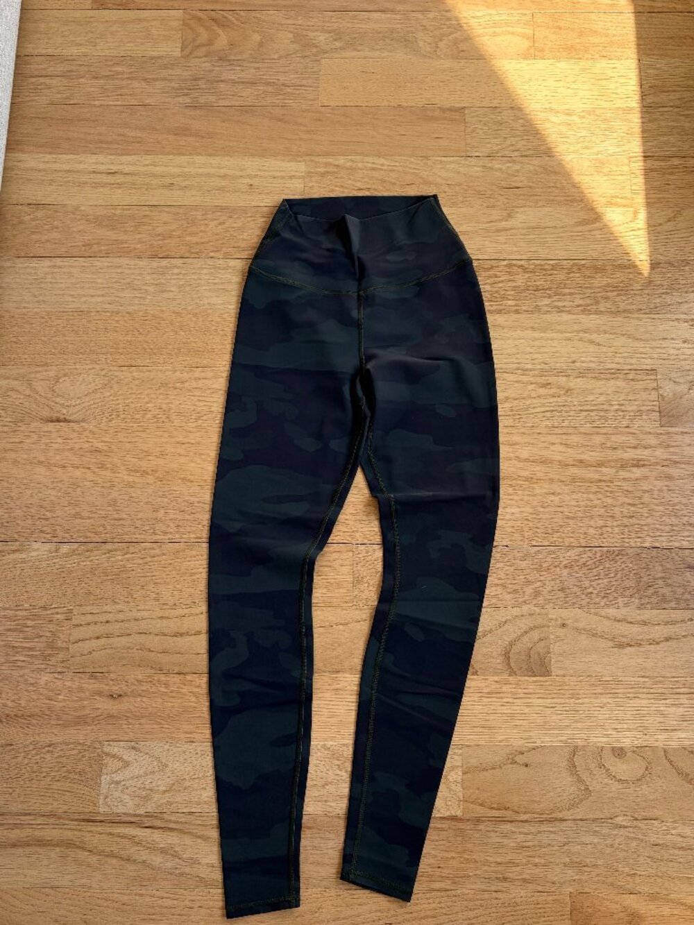 Alo High-Waist Camo Vapor Legging - Picture 5 of 7
